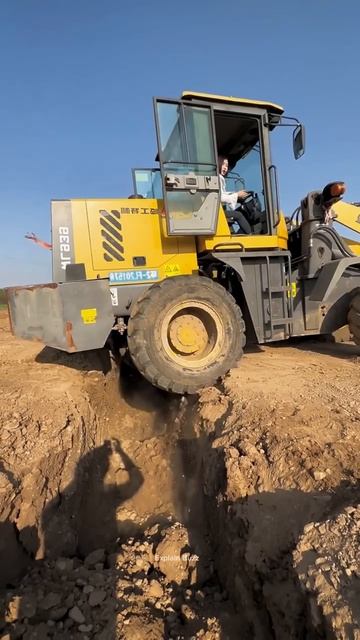 Girl Stuck JCB in a Pit #shortsvideo