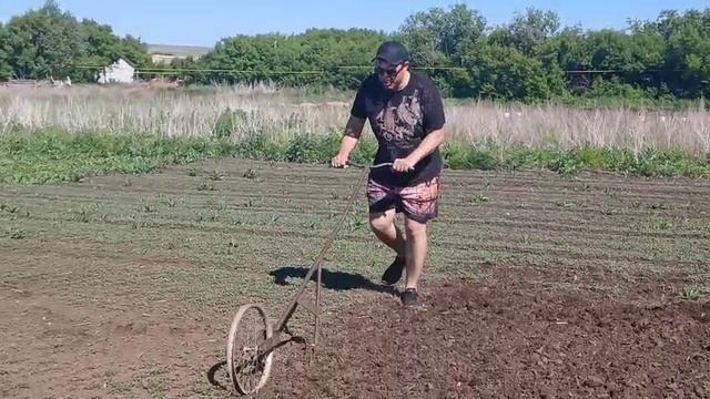 Велоплуг для обработки  почвы  .