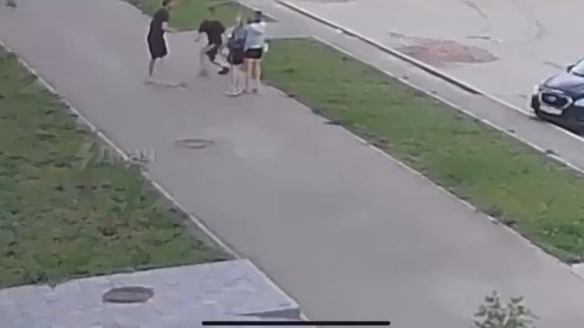 В Подмосковье 16-летний русский парень гулял с девочками,как вдруг к ним стал приставать имигрант