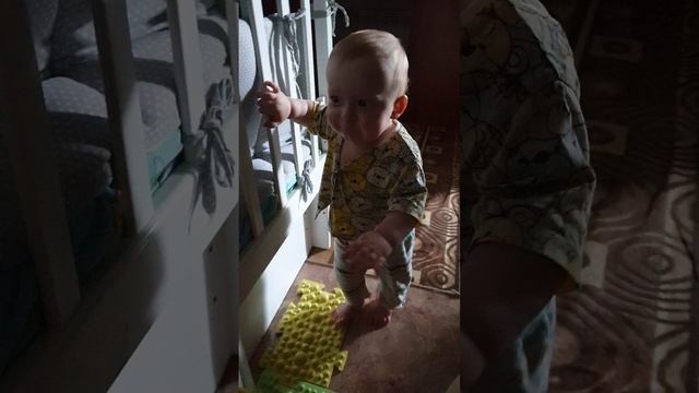 Рома после обеда ходит у кроватки, 11:40, 3.06.2025