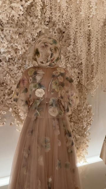 Выставка Christian Dior: Jardins Rêvés («Сны о садах») проходит до 28 сентября 2025 в Провансе