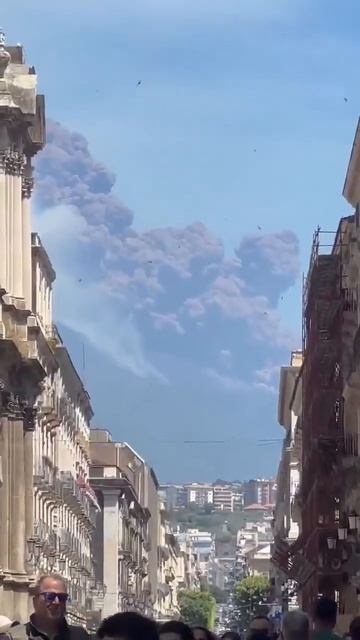 В соцсетях вирусится видео мощного извержения Этны в Италии. Вулкан выбросил огромный столб пепла