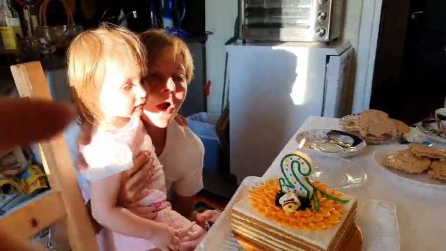 2 года, задуваем свечку вместе