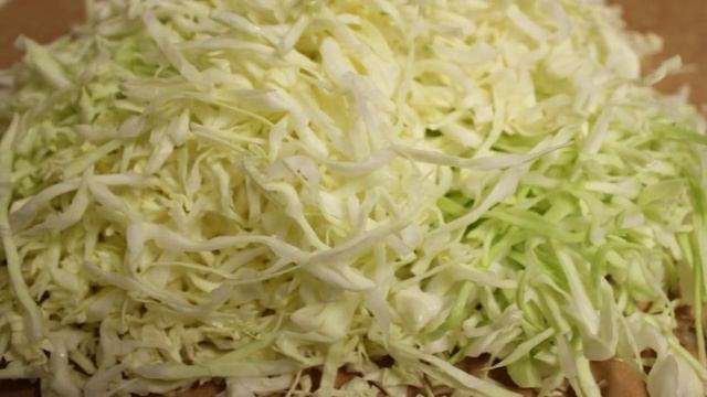 Cалат из капусты, огурцов и яблок