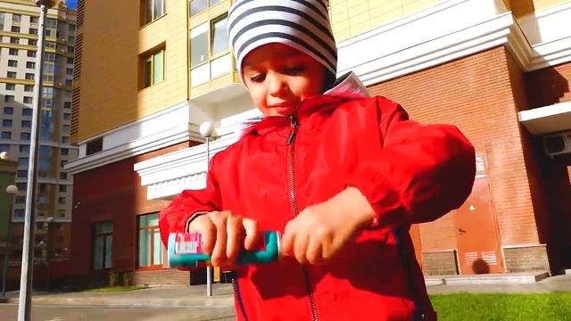 Влад и Никита - Никита играет в автомойку с красной детской машинкой