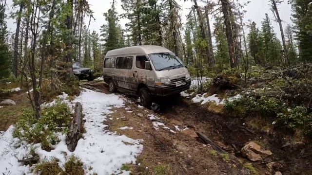 Длинный Toyota Hiace 4WD и промоина.