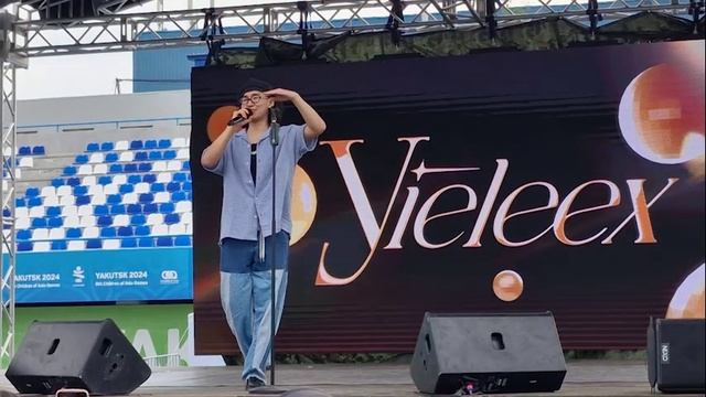 На сцене Фестиваля "Сайын!" певец Серж! 01.06.2025 г., стадион "Туймаада"