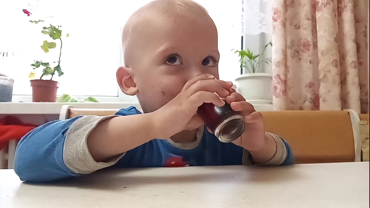 Сын первый раз в жизни пробует колу.