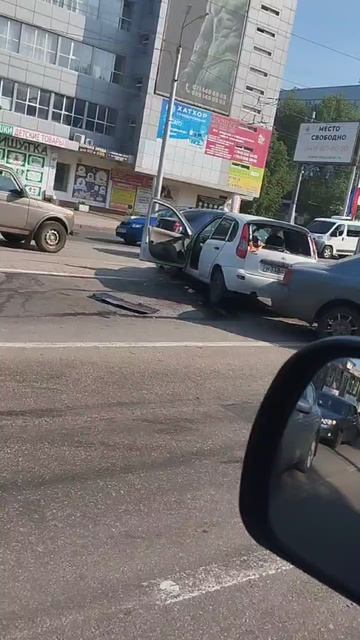 Видео с места ДТП на Ленинском проспекте напротив Рембыттехники