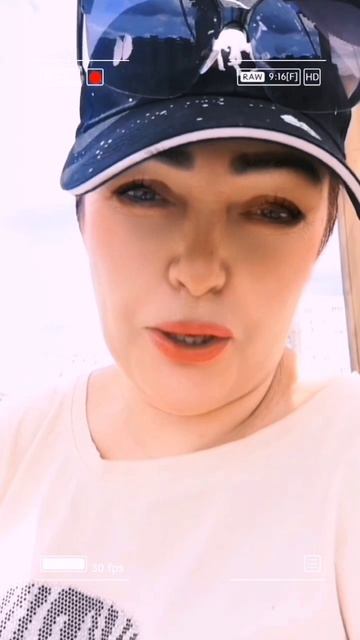 🤔🕵️♀️Когда парень говорит "держи меня за уши" — я ничего не понимаю, но делаю! 😅👂#смешно #видео