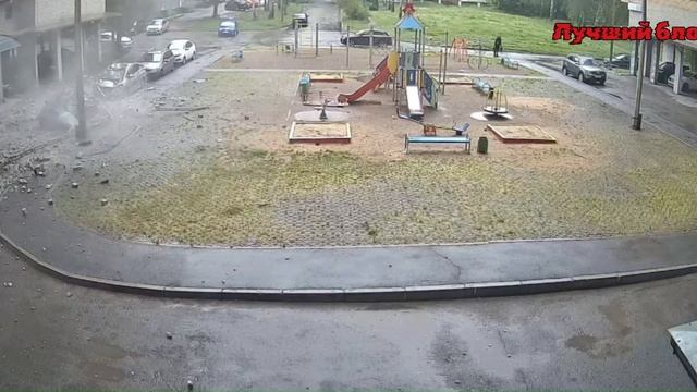 Женщина едва не попала под обломки кирпичной кладки с крыши 16-этажного дома в Чебоксарах.