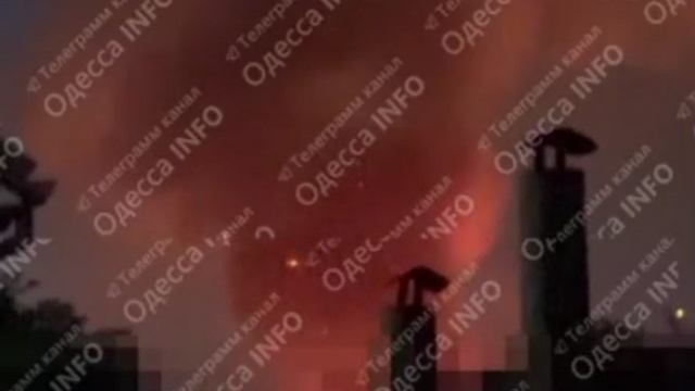 🇷🇺🔥🇺🇦Мощная атака на Одессу, в городе зарево пожаров и столбы дыма 
Ударные дроны "Герань" атак