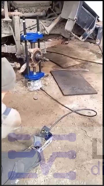 Выпрессовка шкворня шкворнедавом. Мобильный пресс.