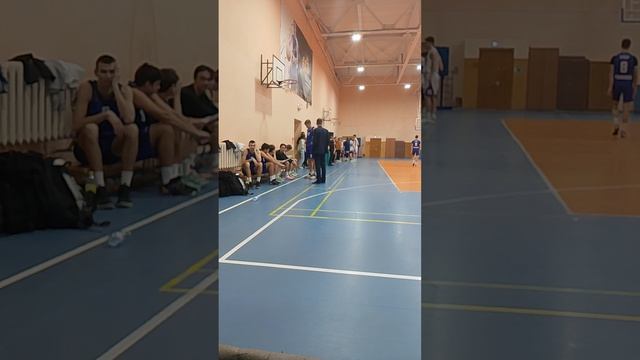 игра в баскетбол