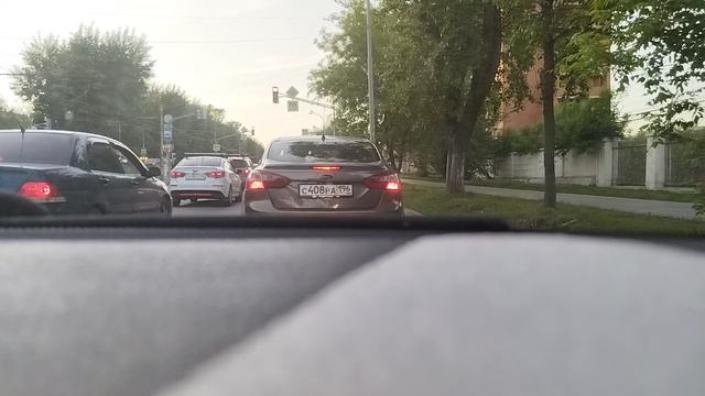 Еду по городу на машине в центр