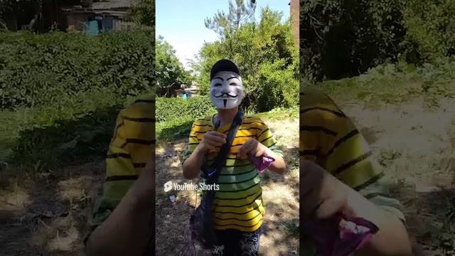 Полностью съел сладкую вату которая превращается в жвачку.