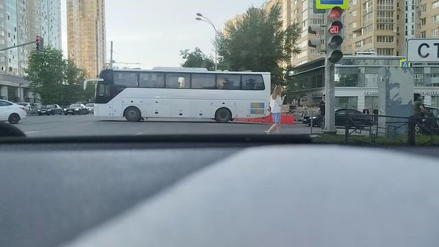 Поездка на акценте по улица города