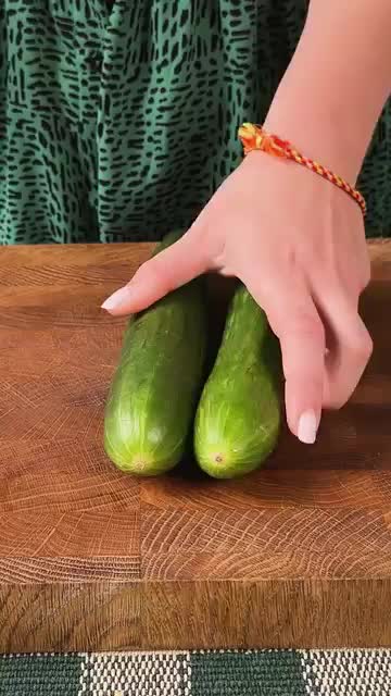 🥗 Свежие огурцы, красный лук, укроп и чесночно-сметанная заправка - идеальная закуска за 10 минут ❗