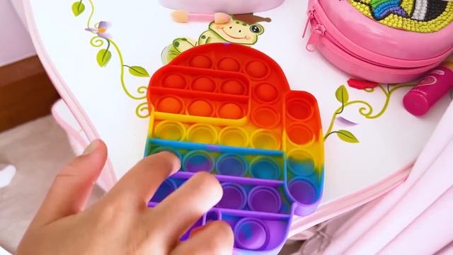 Miss Katy • Мисс Кейт - Катя построила игровой домик из пазлов