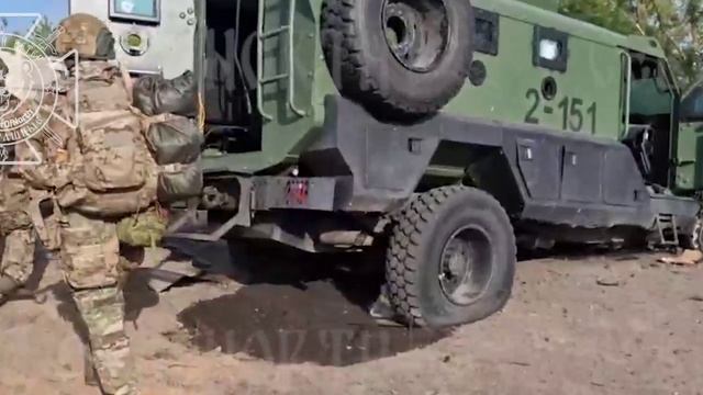 Штурмовики 69 мсд ГВ Север осматривают очередную канадскую ББМ Рошел Сенатор, уничтоженную в...