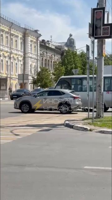 У маршрутки №28 на ходу отвалился глушитель. Видео сняли очевидцы на ул. Гончарова