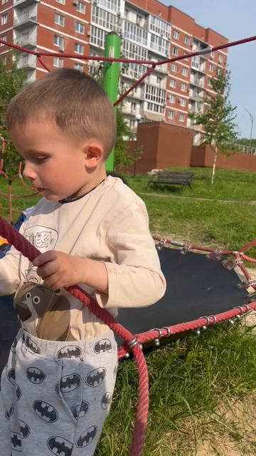 Володя играет на детской площадке Ю-Сити , г. Хабаровск. Володе 3,9 года.