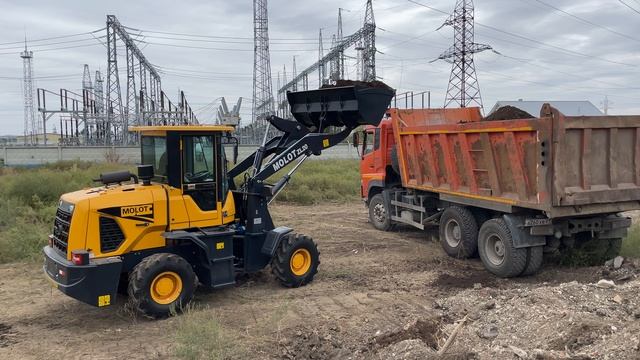 MOLOT ZL20  загружает самосвал (тел.89182892509)