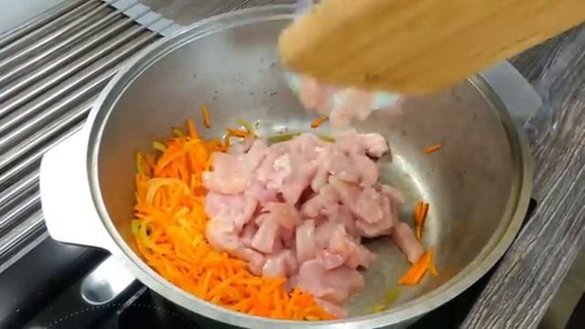 Горячая Фунчоза на сковороде с овощами и курицей. Простое и вкусное блюдо.
