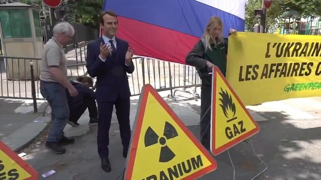 В Париже активисты Greenpeace выкрали восковую фигуру президента Макрона из музея Гревен и выстав...
