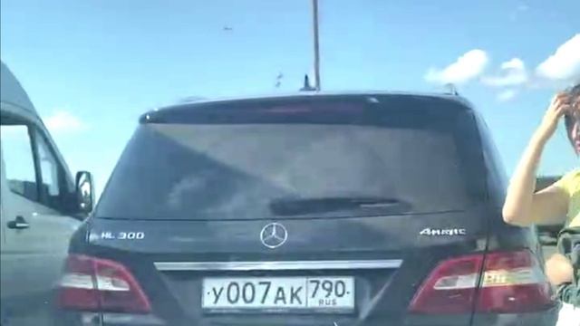 Азербайжанки набросились на водителя в Москве, за то, что он не пропустил продолжение