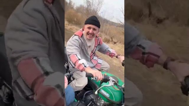 С ветерком...А Вы тоже заметили ,что он едет на мотоцикле УрАЛ.Два карбюратора.Два цилиндра.