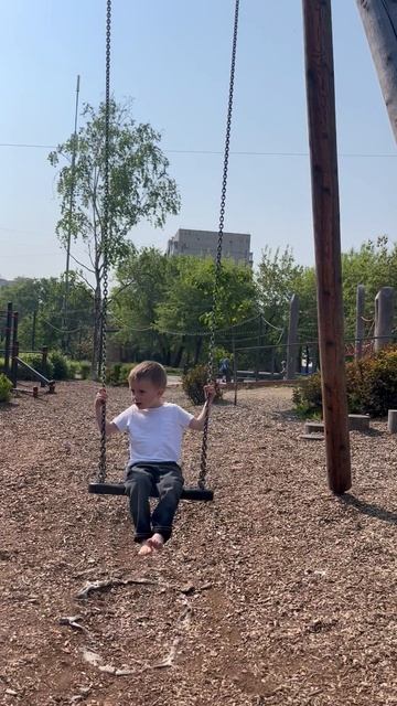 Володя на качеле, площадь Блюхера, г. Хабаровск. Володе 3,9 года.