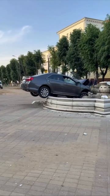 В подмосковном Ступино легковушка выехала на пешеходную зону и влетела в фонтан.