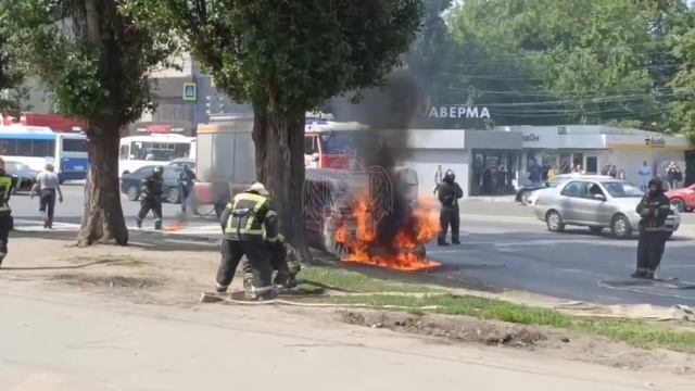 ПОЖАРНЫЕ НА МЕСТЕ: загоревшийся автомобиль по улице Острогожская, уже тушат. Спасатели на месте.