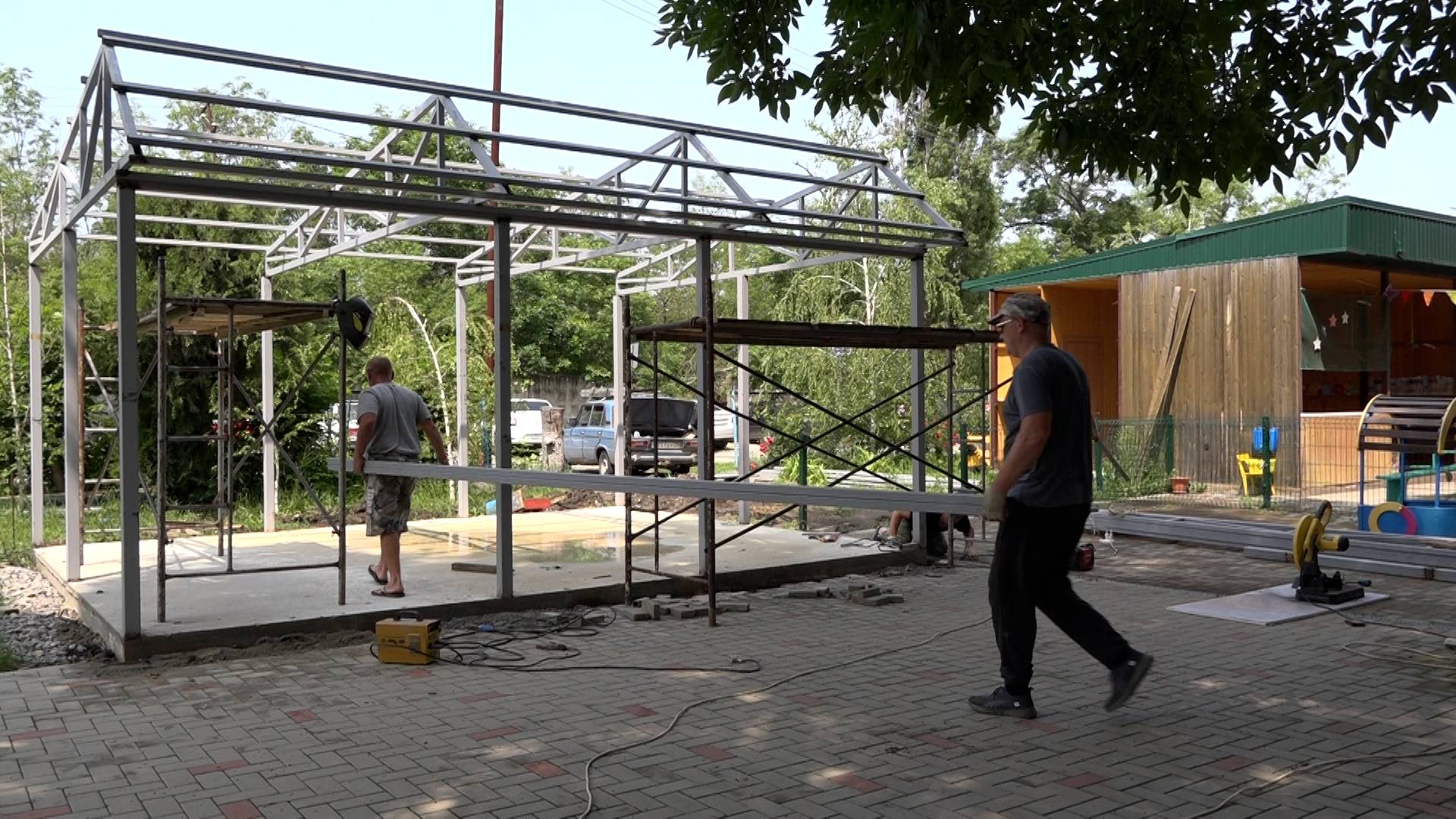 В детском саду №39 завершается ремонт и установка теневых навесов