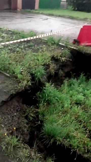На улице Карпинского в Омске образовался провал