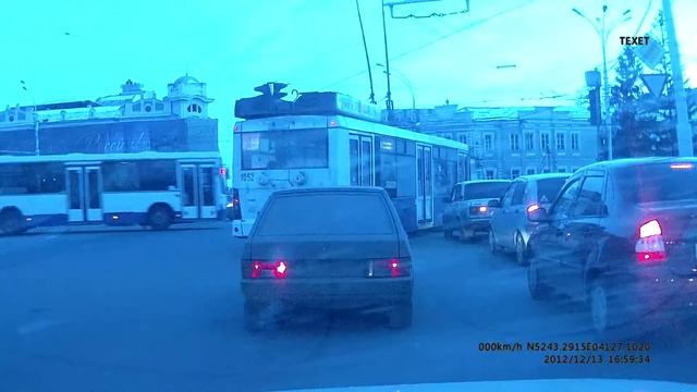 Четкая остановка перед перекрестком
