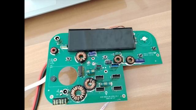 Внутри зарядной станции Choetech BS004