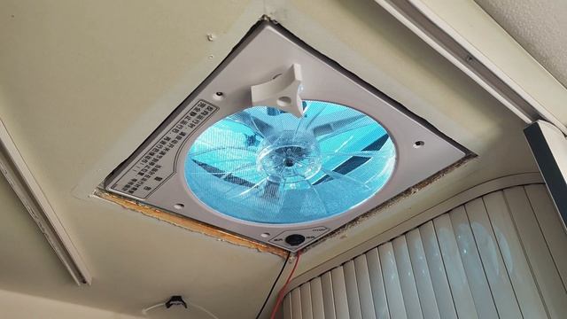замена верхнего люка на автодоме