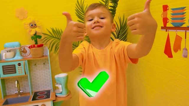Алиса и Майкл играли с конструктором и не убрали игрушки.