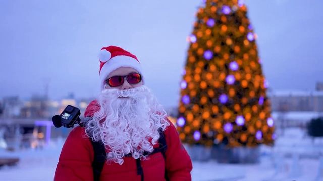 Дед мороз на велосипеде поздравляет жителей города
