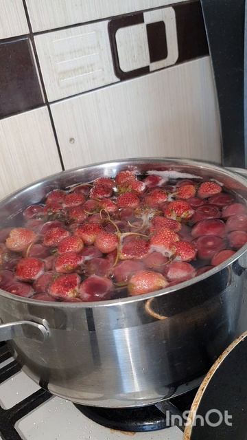Варю компот из клубники🍓 и черешни🍒