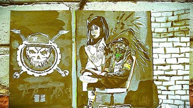 Лаки Страйк за гаражами