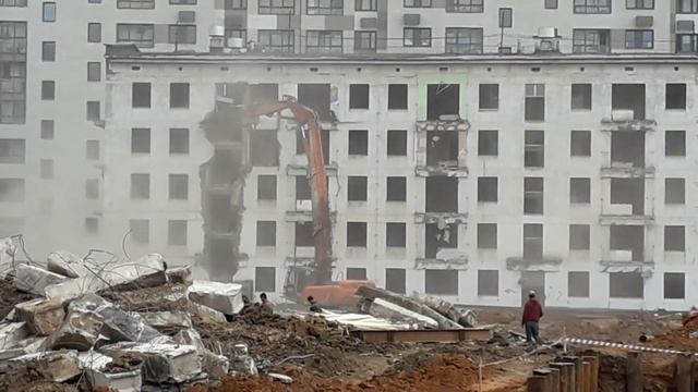 ковша не пожалели снесли обрушили лестницу в подъезде