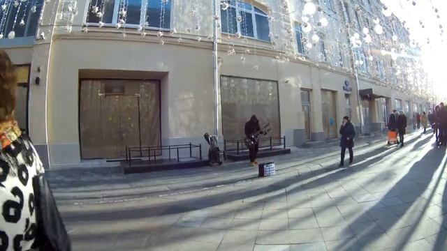 Кавер на Цоя. гитара Gibson с двумя грифами. Уличный музыкант на Никольской.