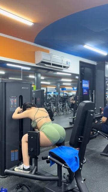 красивая девушка занимается спортом