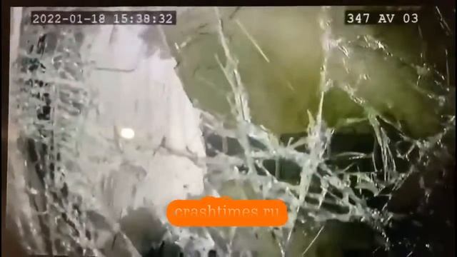 В Красноярске рейсовый автобус врезался в фуру, 18.01.2022