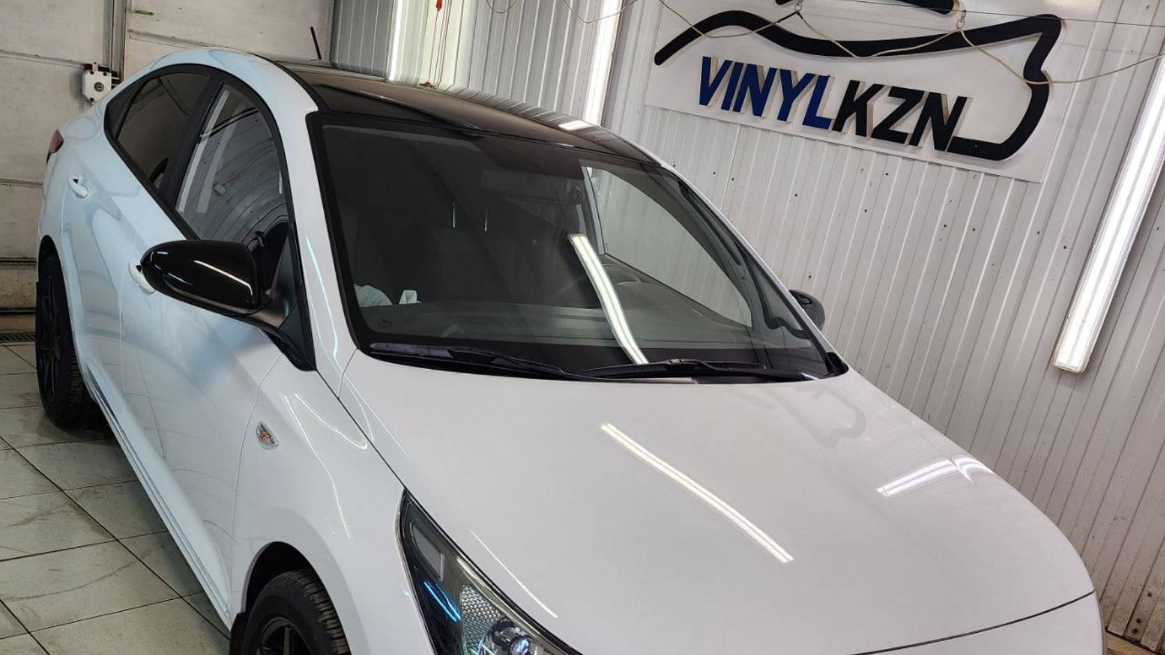 Hyundai Solaris - заклеили крышу и боковые зеркала в чёрный глянец