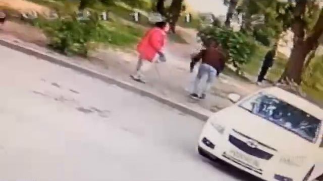 ИЗБИЛ ПЕНСИОНЕРКУ: по улице Героев Сибиряков мужик избил пенсионерку.