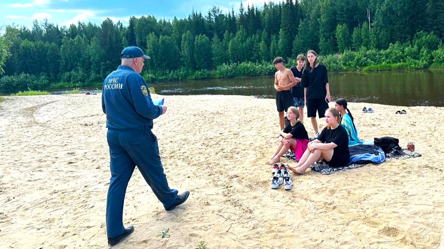 Сургутские спасатели проводят профилактические беседы с купальщиками